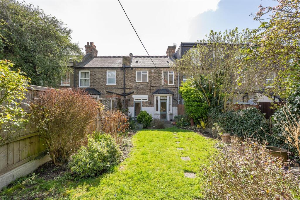 Selwyn Avenue, E4