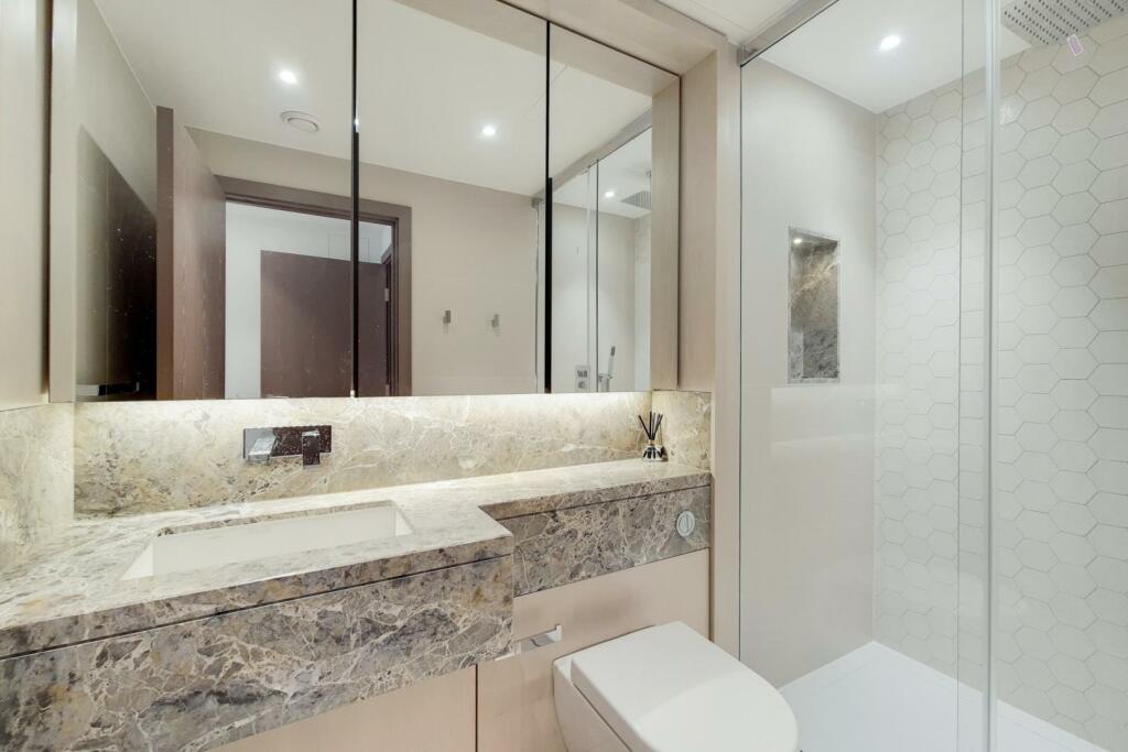 5_Main Ensuite-0.jpg