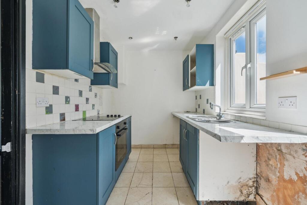 10 New Close, Colliers Wood, SW19 2SY kitchen 1b.j