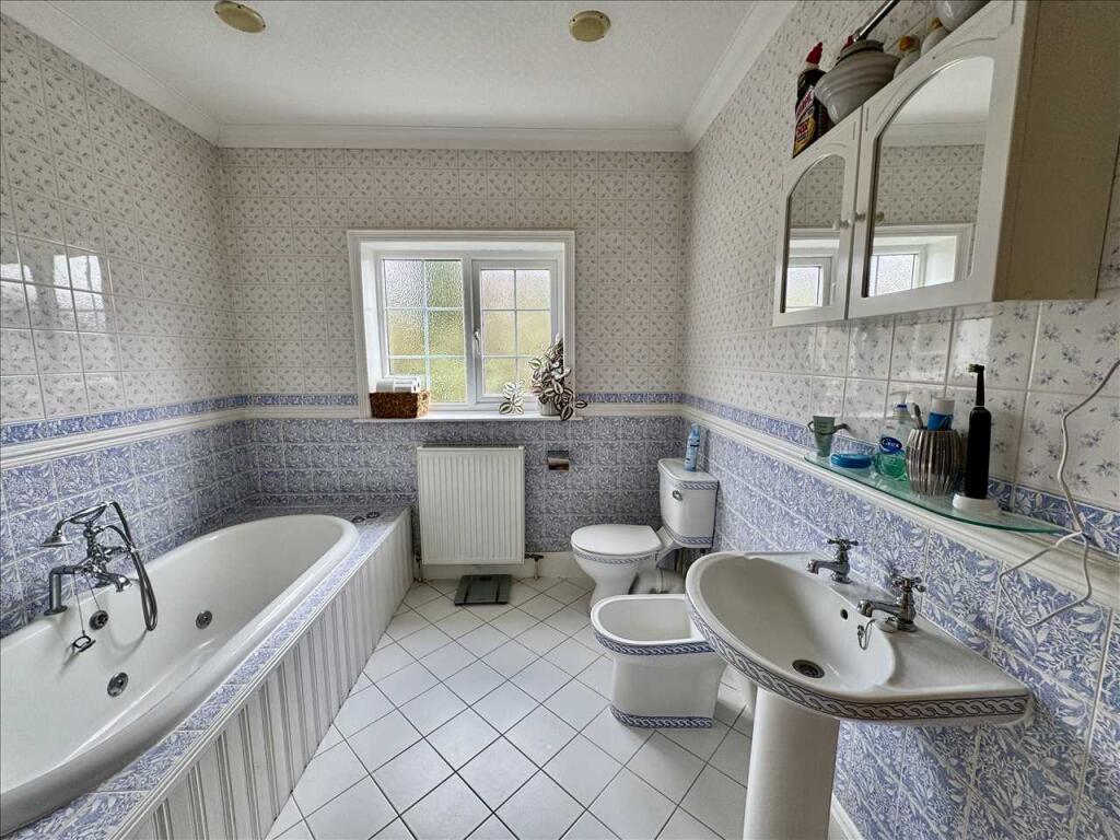 FAMILY BATHROOM