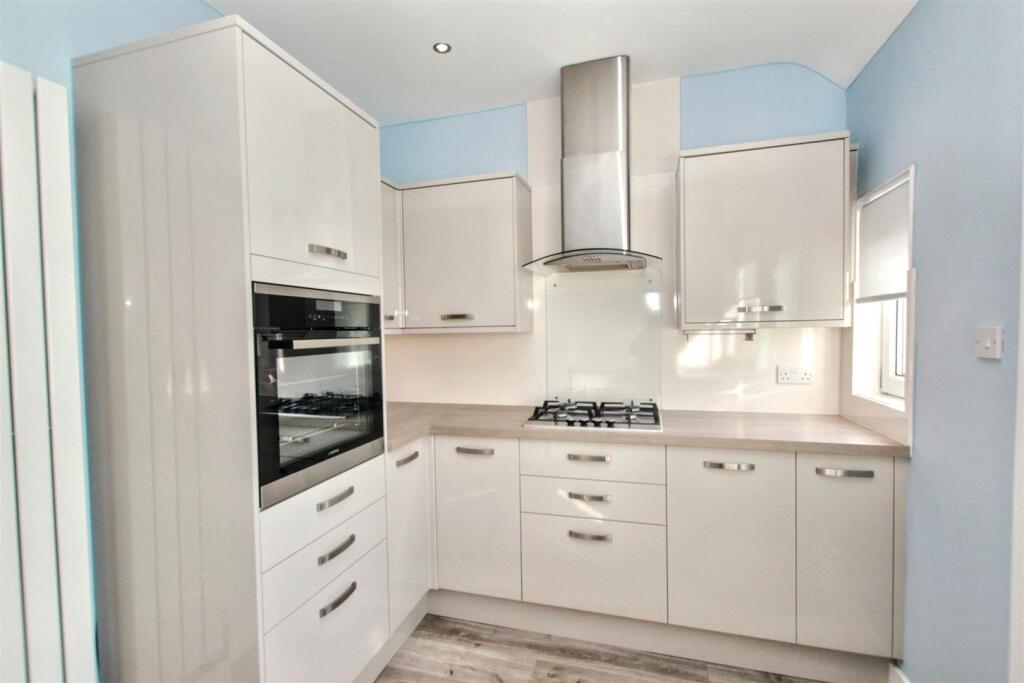 6- Kitchen.jpg