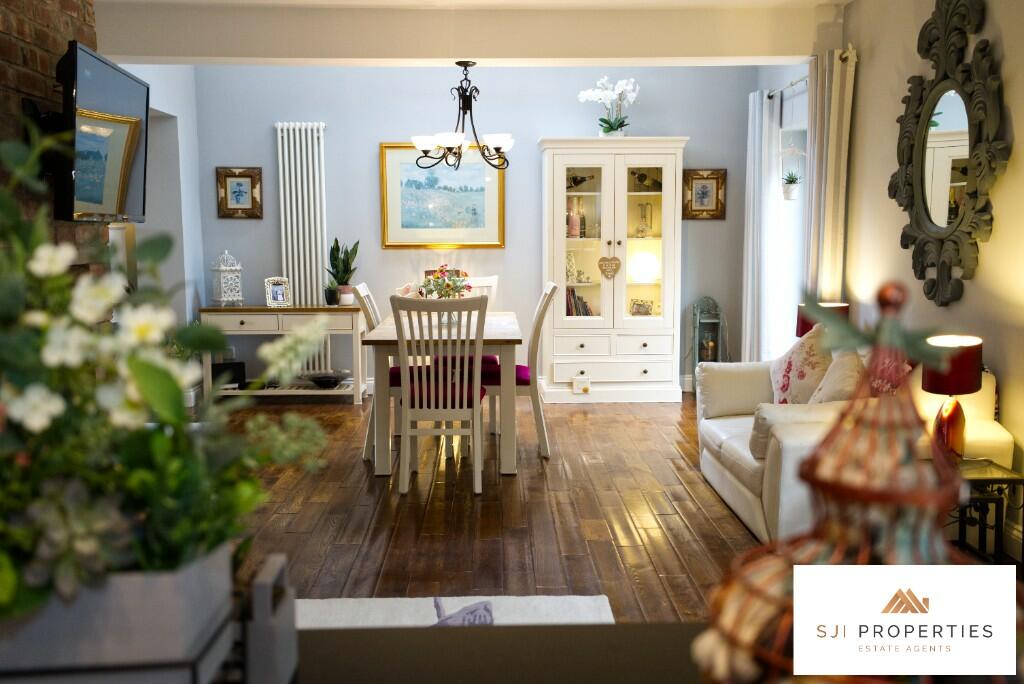 Kitchen / Dining 