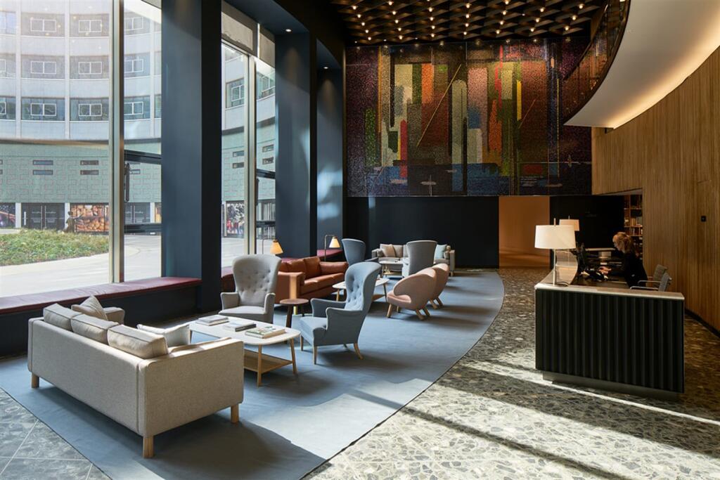 The Cresent Lounge
