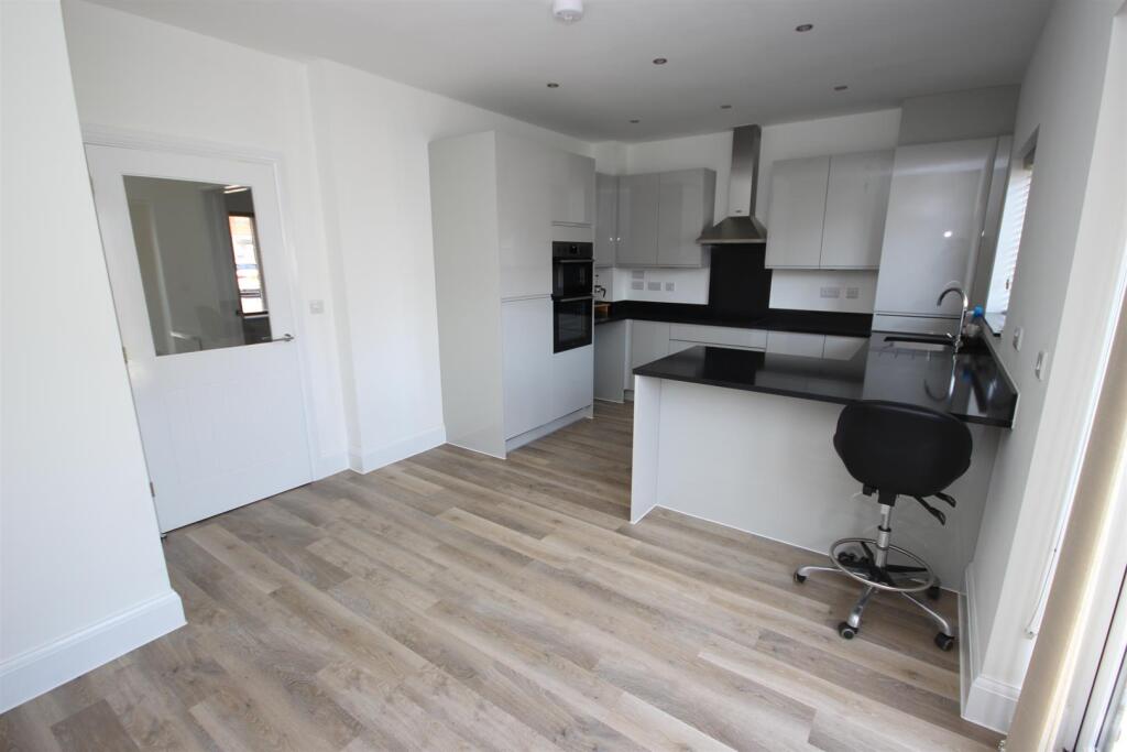 Kitchen 5.JPG