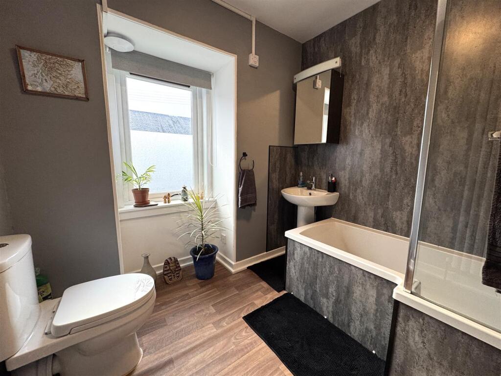 BATHROOM 1.JPG