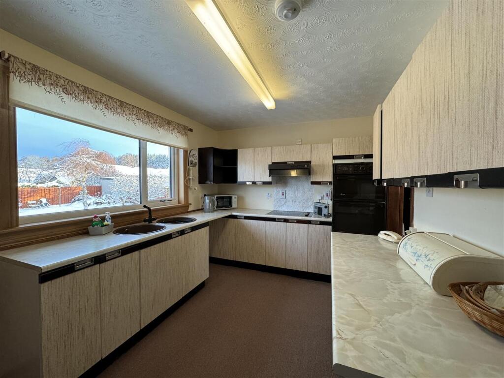 KITCHEN 1.JPG