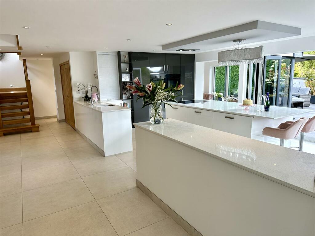 OPEN PLAN KITCHEN/DINING/FAMILY ROOM