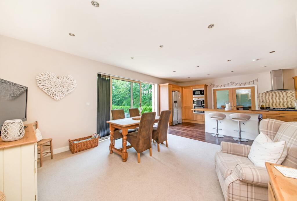 OPEN-PLAN DINING KITCHEN AND FAMILY ROOM
