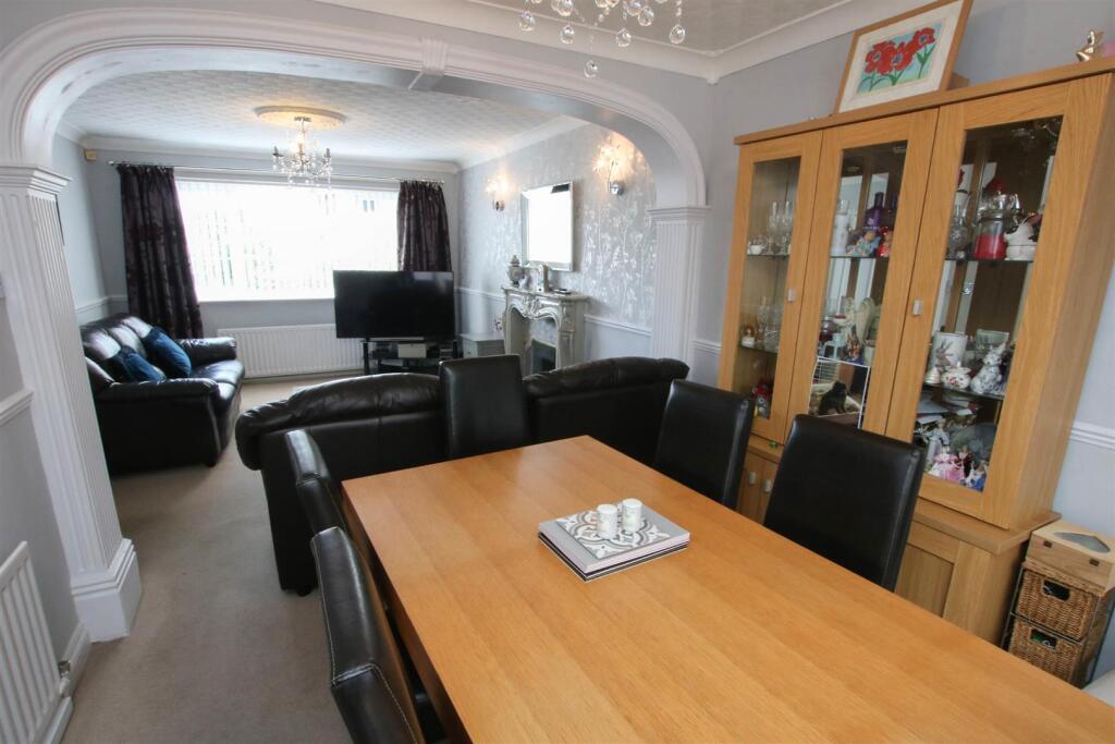 OPEN PLAN LOUNGE &amp; DINING ROOM