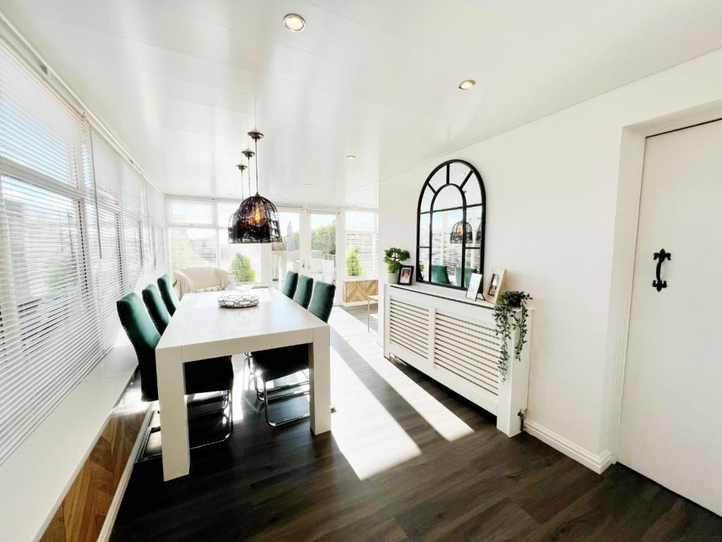 Dining Family Area pic 1.jpg