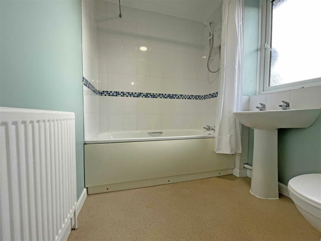 Newbury Close 37 Bathroom jpg.jpg