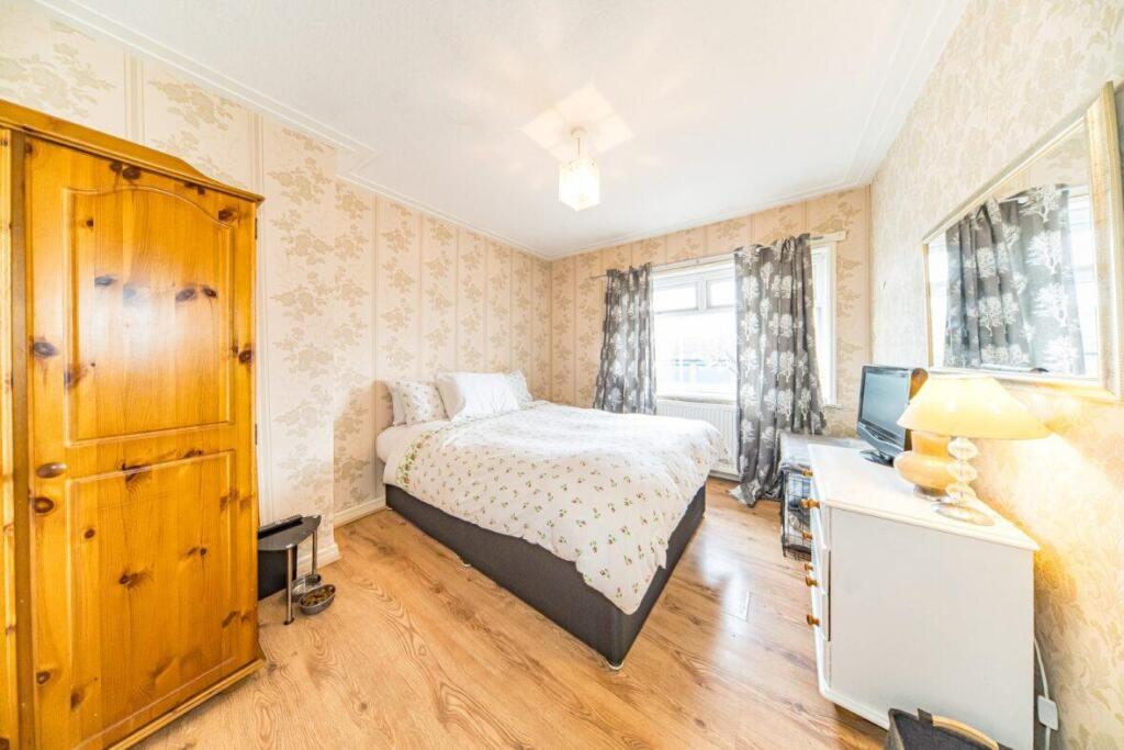 104 Astley Road bedroom 1.jpg