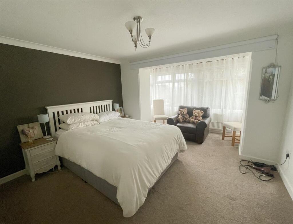 bedroom one,.jpg