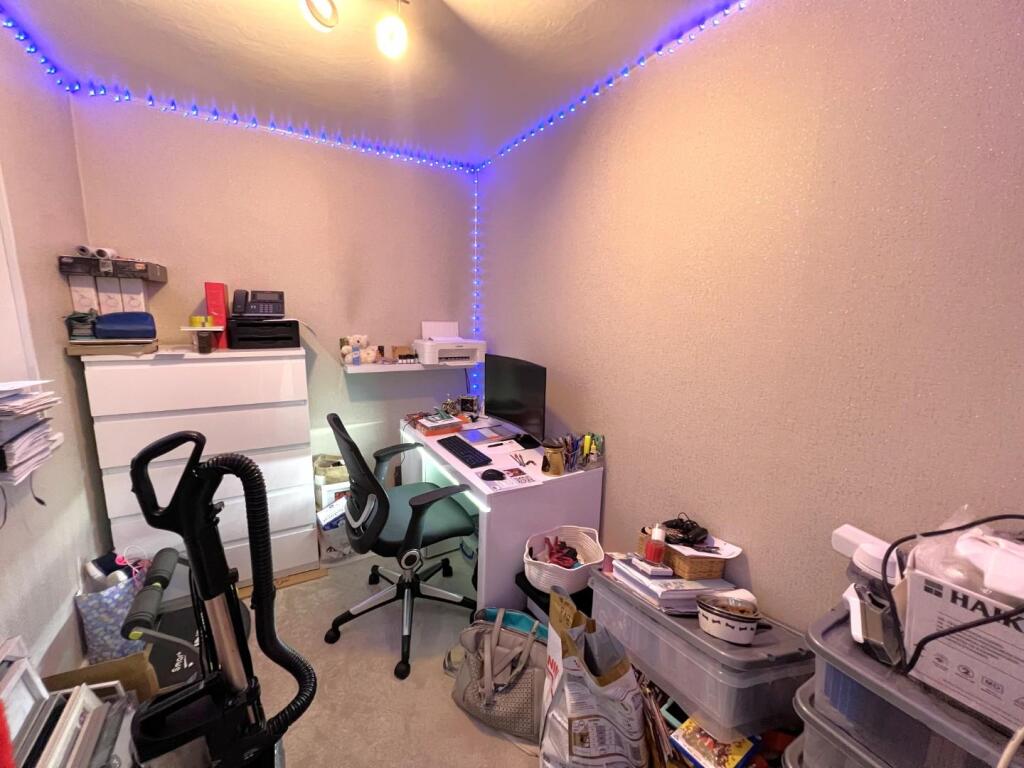 Bedroom 5 / Office