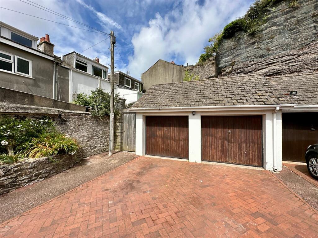 Double Garrage &amp; Parking.JPG