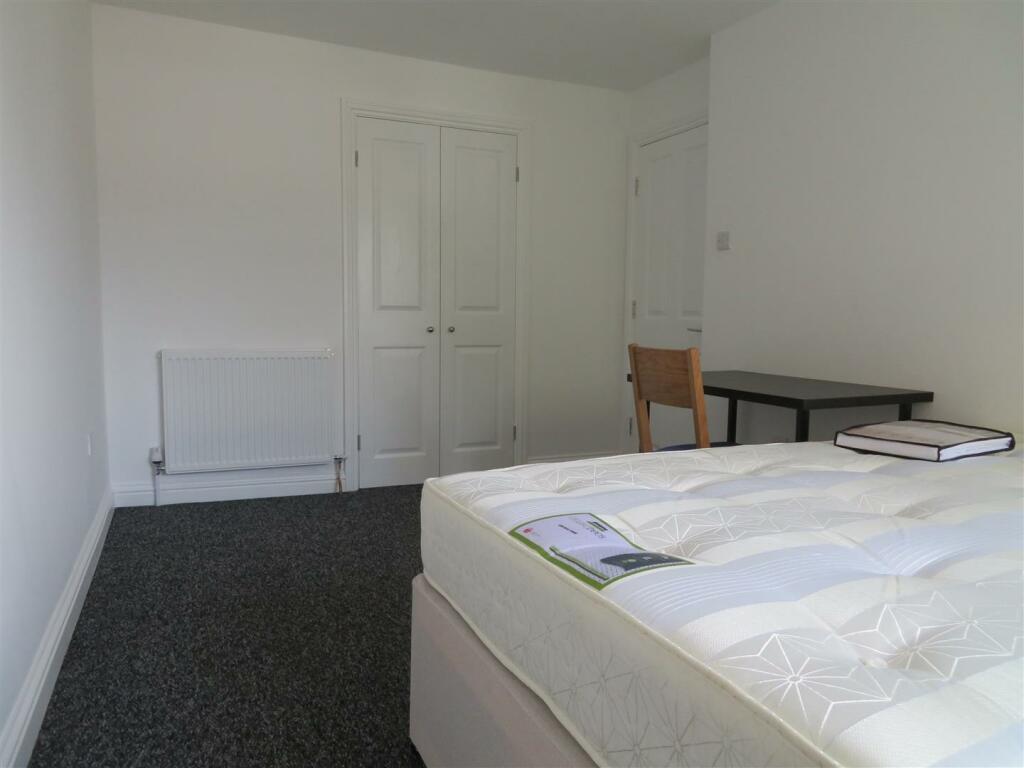 13 Milverton Bed3d.JPG