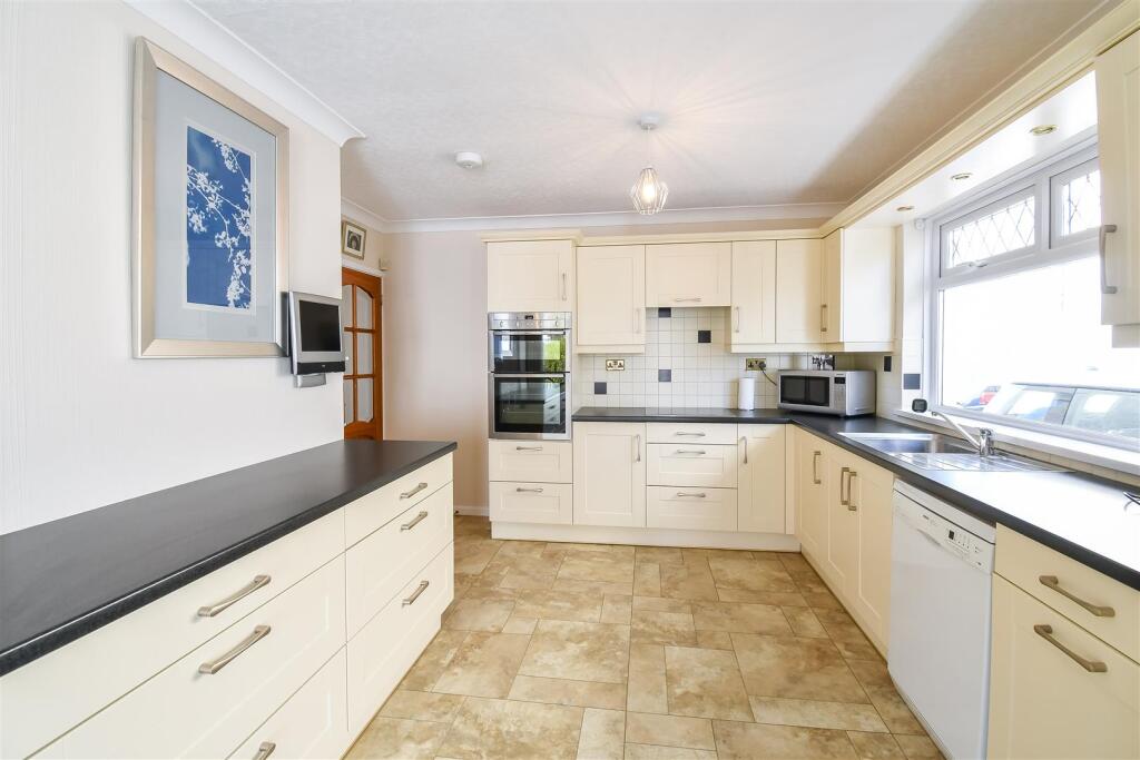 KITCHEN/BREAKFAST ROOM