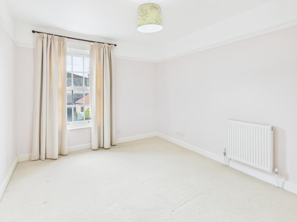 CAM02519G0-PR0349-STILL026