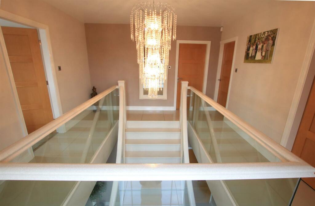 FIRST FLOOR GALLERIED LANDING