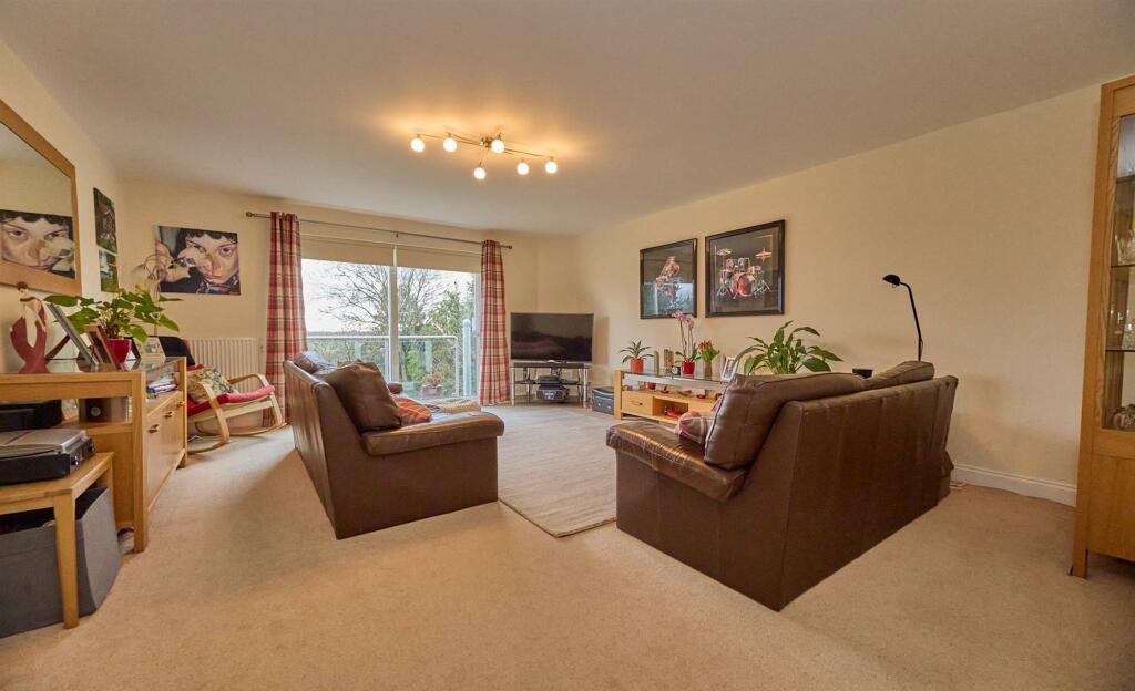 REAR LOUNGE