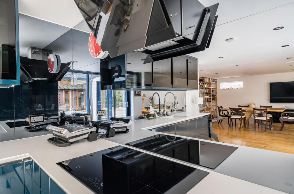 1369584-9-68f244d...