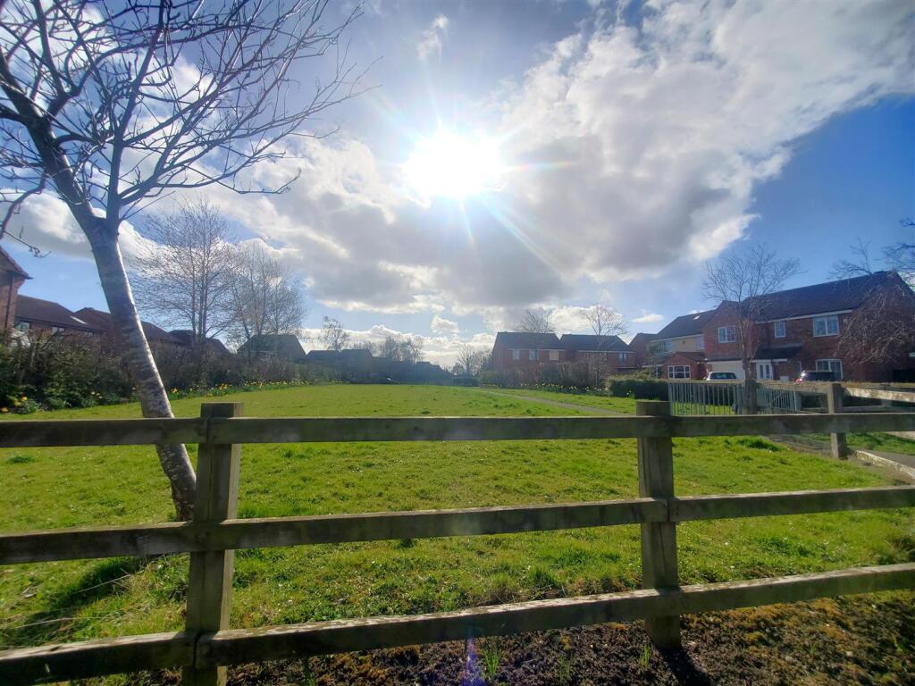 IDEAL FOR WALKERS /JOGGERS