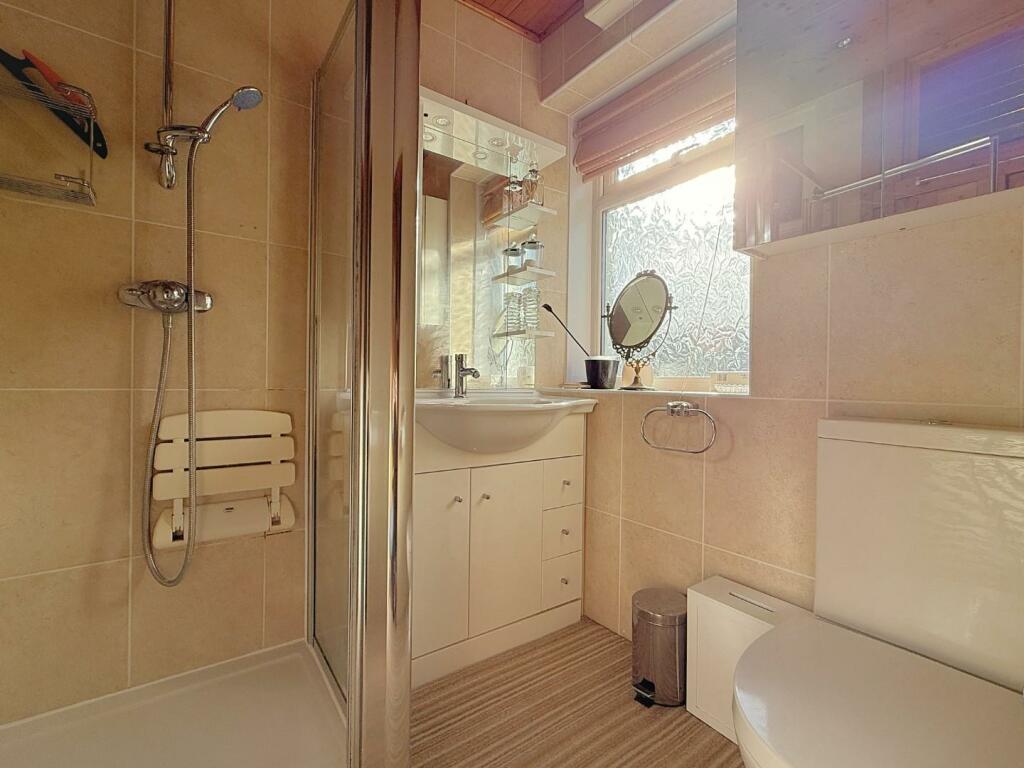 EN-SUITE SHOWER ROOM