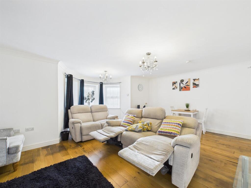 10 - Spacious Garden Flat for Auction, Kingswood.j