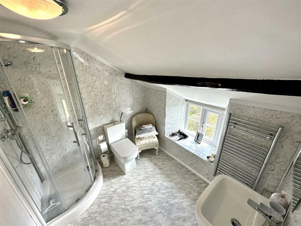 EN-SUITE SHOWER ROOM