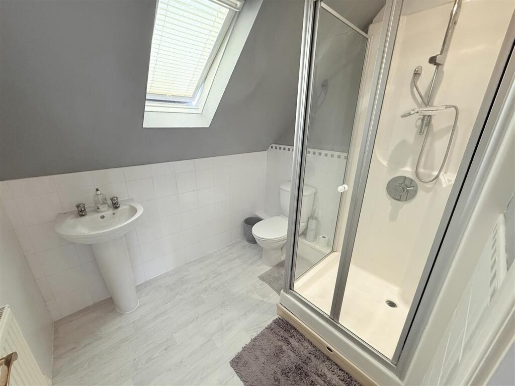 EN-SUITE SHOWER ROOM