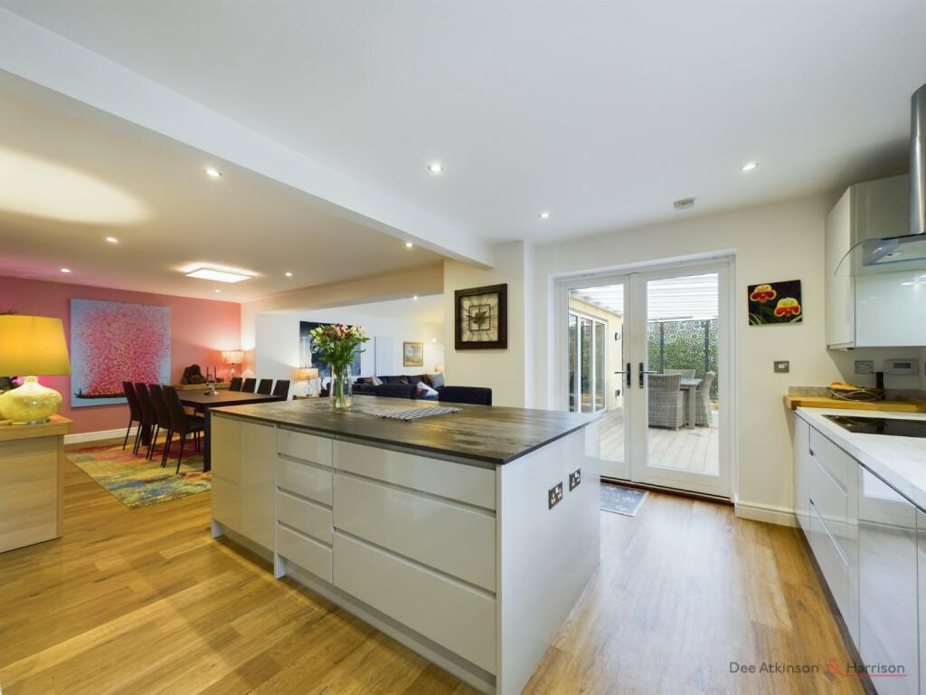 Lounge/Dining/Kitchen Area