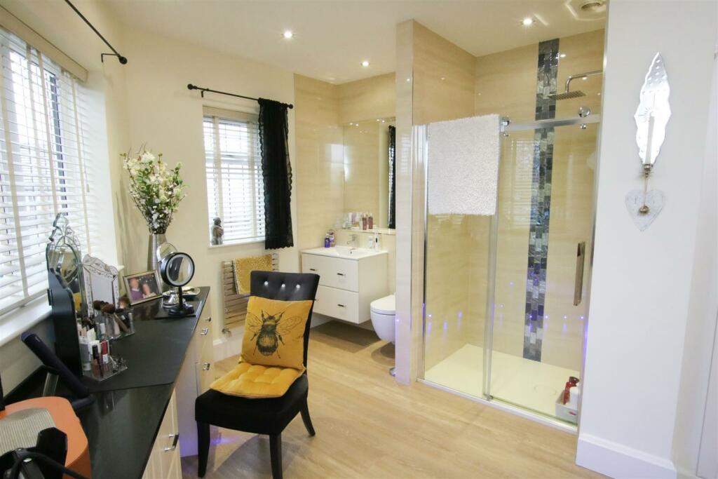 DRESSING AREA/ EN-SUITE