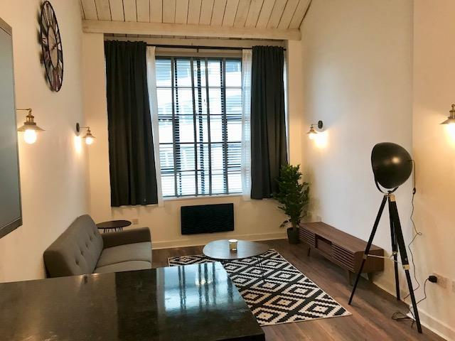 Living Room Pic 2 (1).jpg