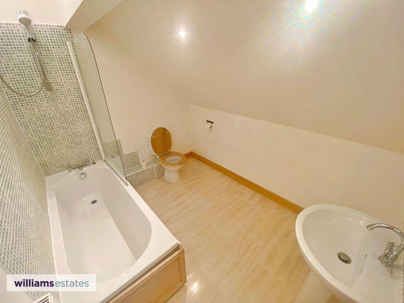 Upstairs Bathroom 