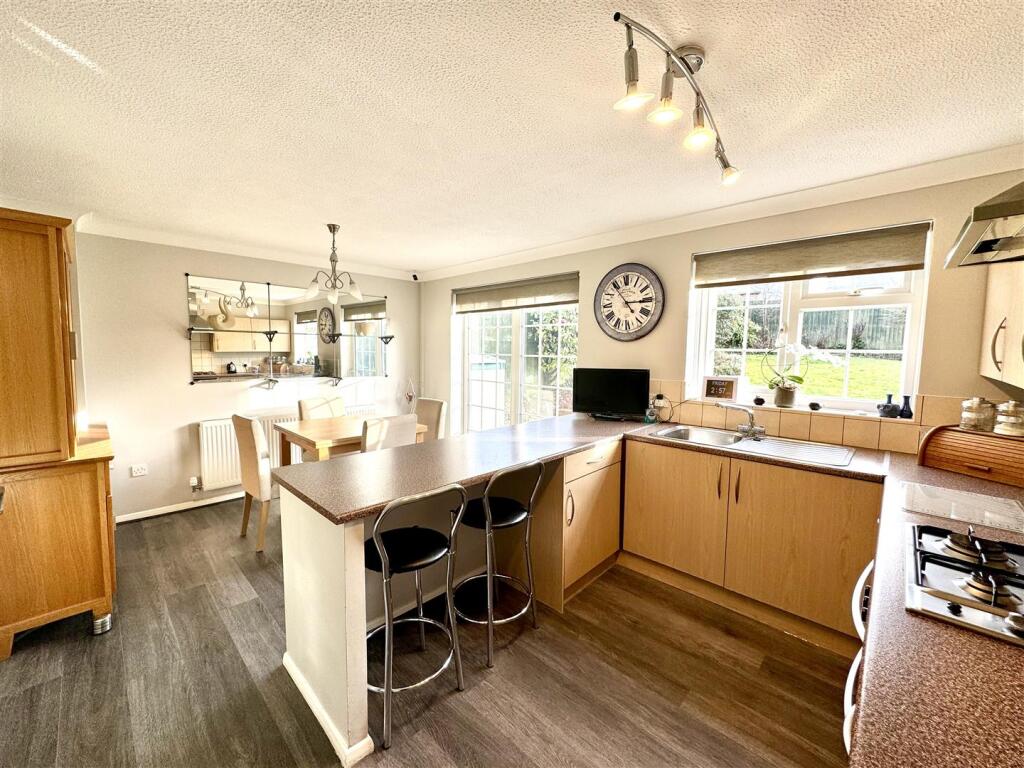 OPEN PLAN KITCHEN/DINING ROOM