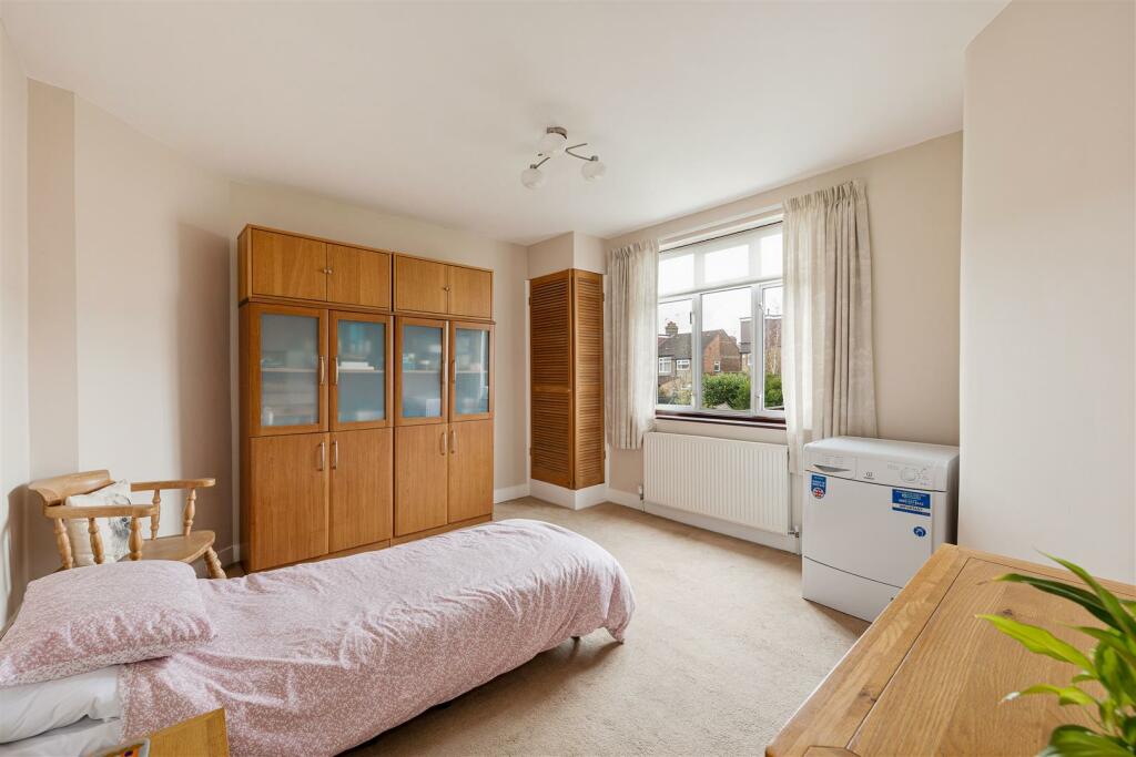 Larkshall Road E4