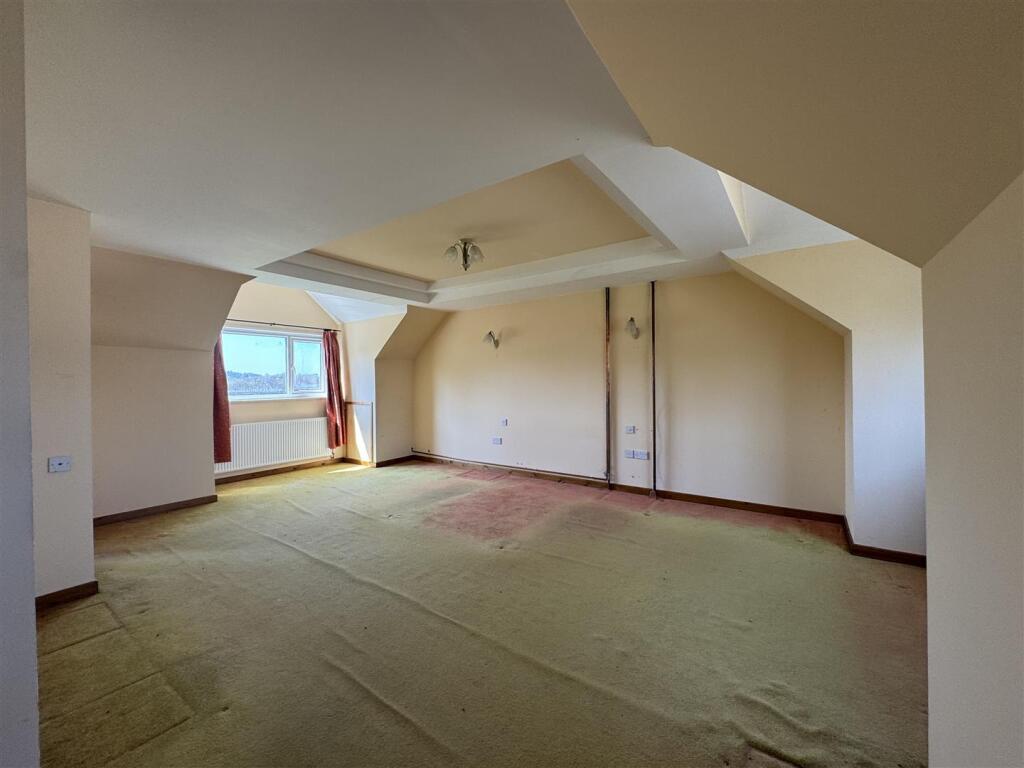 MAIN BEDROOM