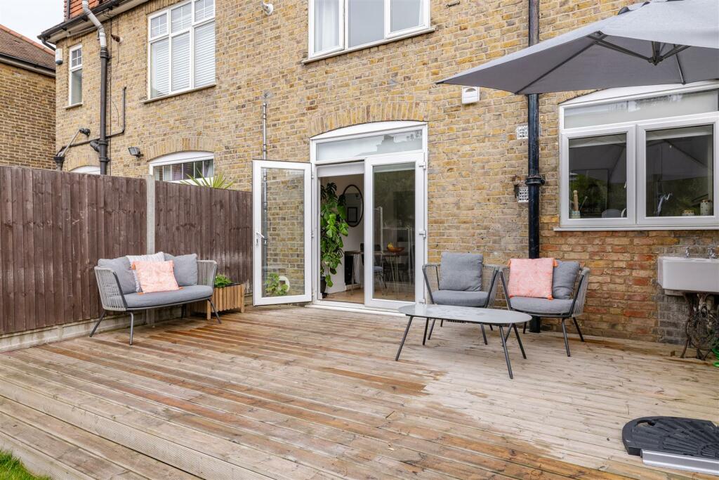 Thornwood Close, E18