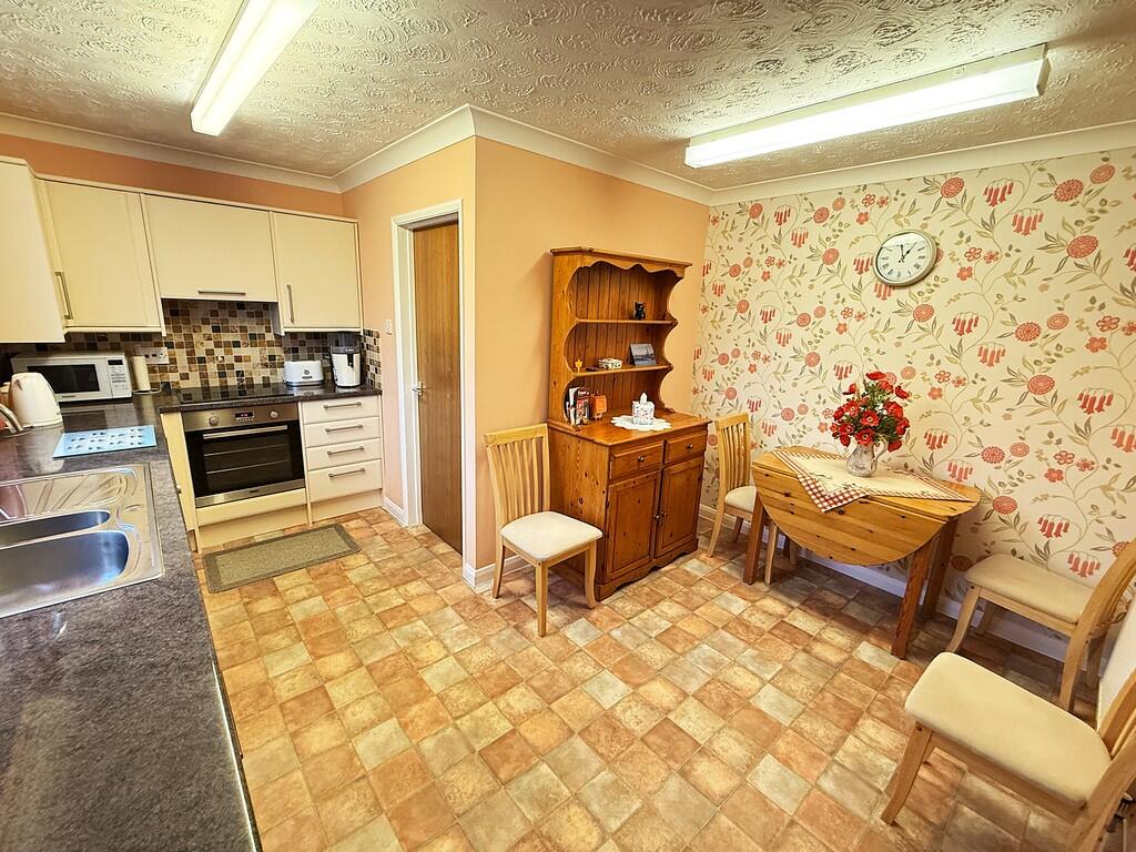 KITCHEN DINER 2