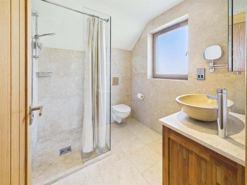 EN-SUITE SHOWER ROOM