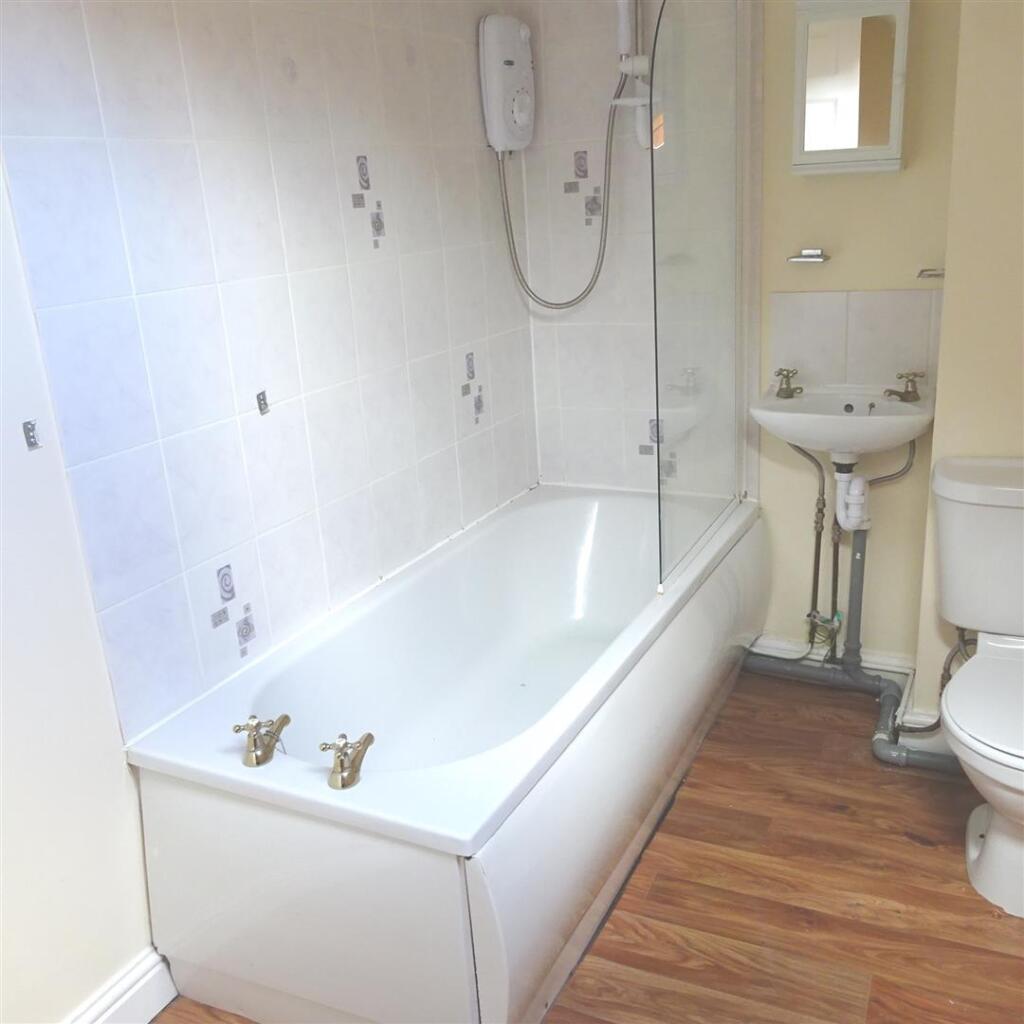 2nd floor bathrooma.jpg