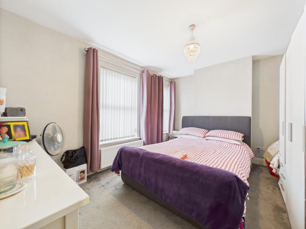 CAM04825G0-PR0165-STILL006