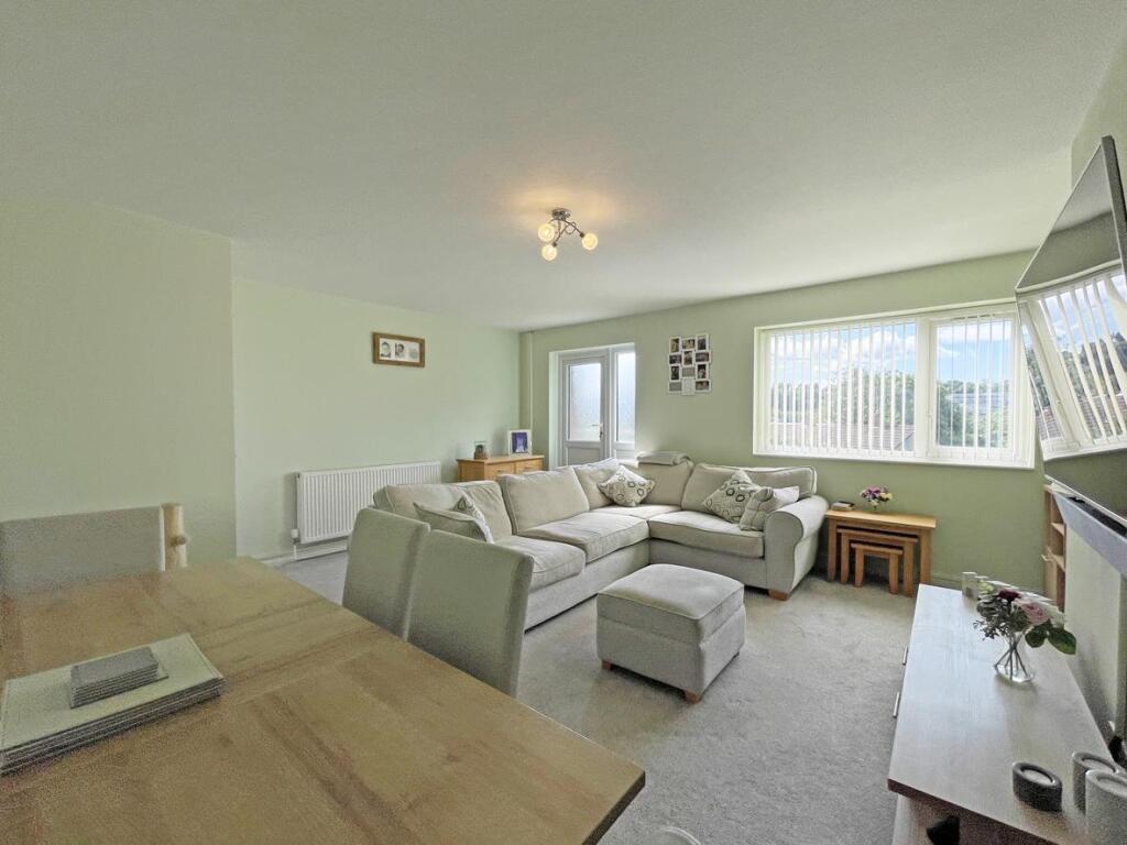 Congreve Gardens 7a Living Room 2.jpg