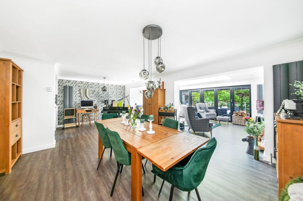 OPEN-PLAN DINING KITCHEN AND LIVING ROOM