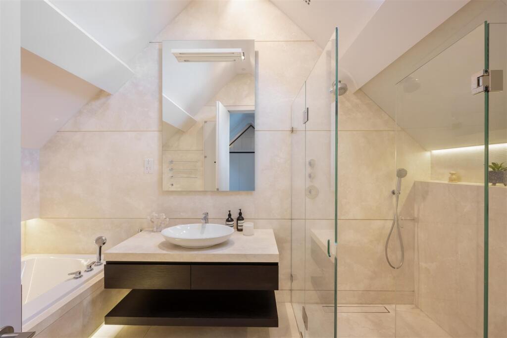 Flat A, 54 Cadogan Square Hi-25.jpg