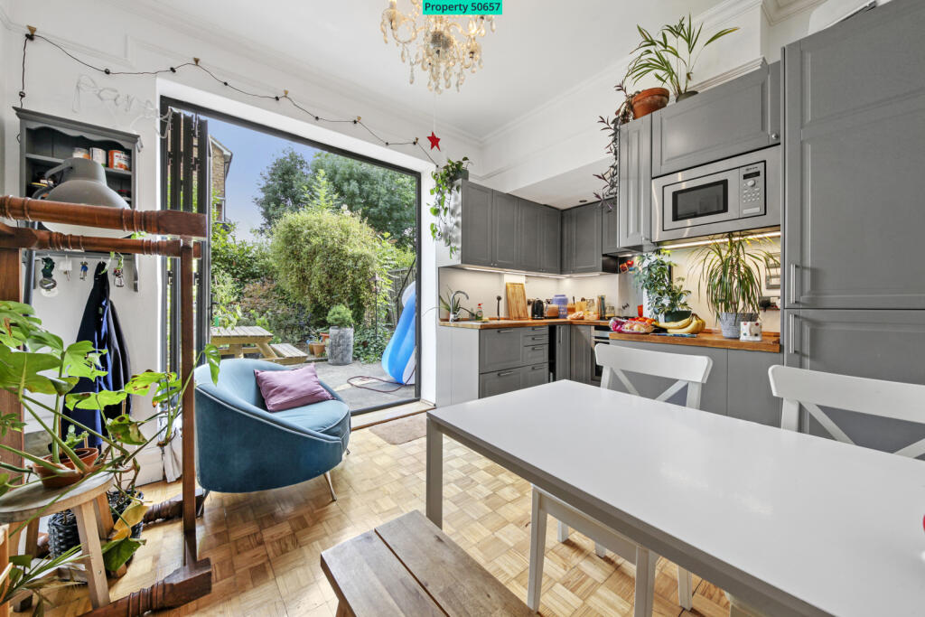 ENTERTAINING KITCHEN DINER READY FOR ALFRESCO DINI