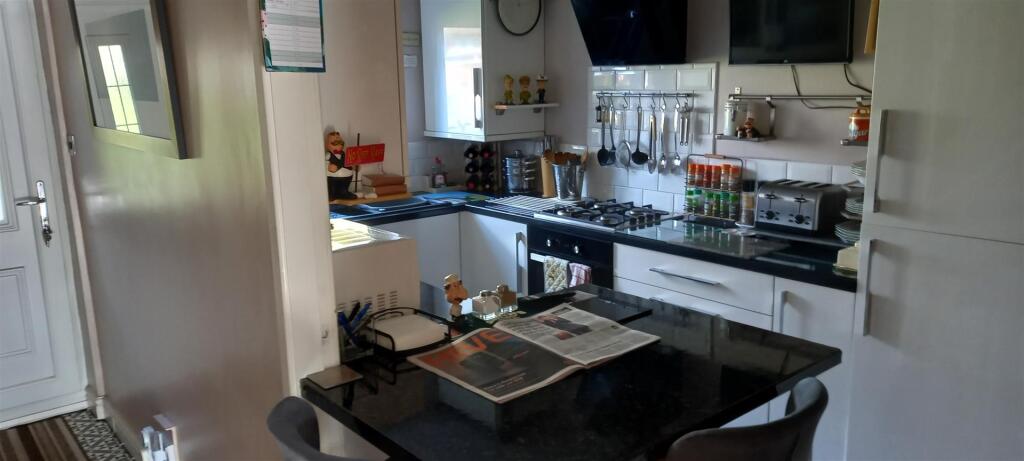 9 Bridge Court Kitchen.jpg