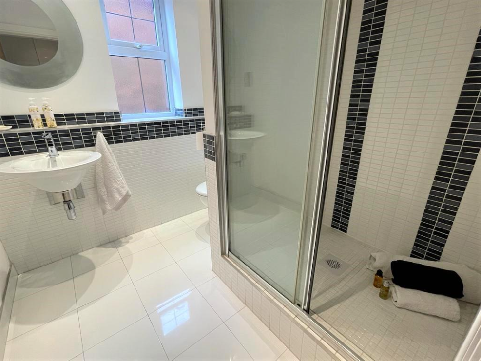 Bedroom 2 en-suite