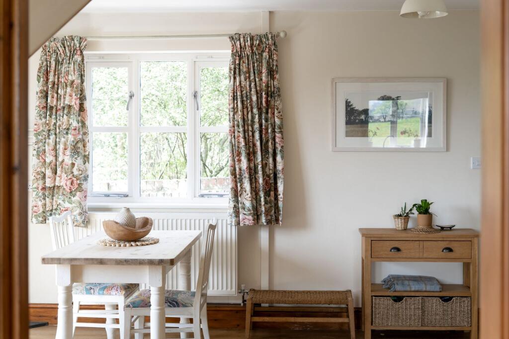 Cottage - living room