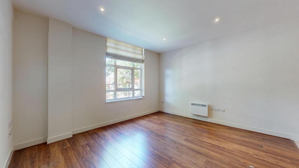 A bright and clean double bedroom featuring war...